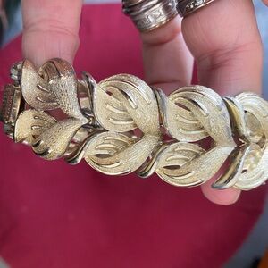 Vintage Coro Pegasus Gold Tone Leaf Link Women's Bracelet Some light wear